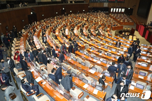 (서울=뉴스1) 박세연 기자 = 14일 오후 국회에서 열린 본회의에서 국민의 힘 의원들이 일명 ‘대북전단살포금지법(남북관계 발전에 관한 법률 일부개정법률안)에 대한 필리버스터(무제한토론) 종결투표를 앞두고 본회의장을 빠져나가고 있다. 2020.12.14/뉴스1