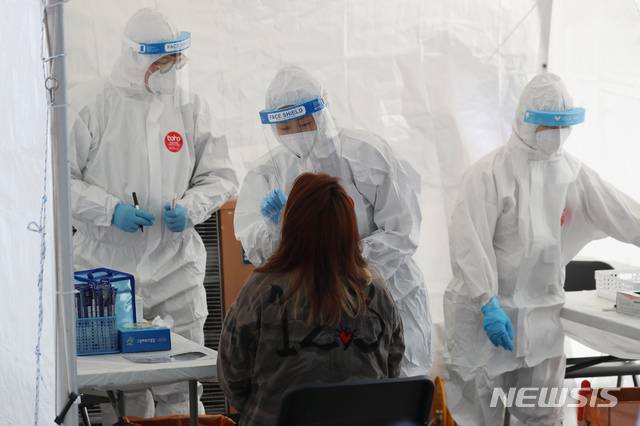 [서울=뉴시스]고승민 기자 = 서울 광진구 '건대 맛의 거리' 및 건대입구역 주변 음식점 상인과 종업원 등이 23일 청춘뜨락에 마련된 임시선별검사소를 찾아 코로나19 선제검사를 하고 있다. 2021.02.23. kkssmm99@newsis.com