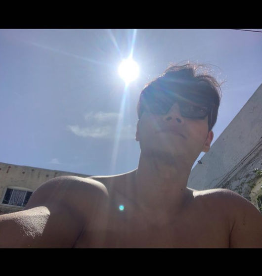 Singer Kim Jong-kook also told fans about the sexy muscle visuals of Selfie Model BehaviorJohn.Today, 24 Days, singer Kim Jong-kook posted a picture on his personal SNS.In the open photo, Kim Jong-kook poses in the sunshine while taking the top.Especially, Selfie Model BehaviorJohn, who puts the camera down, also catches the eye with a special visual of a man.On the other hand, Kim Jong-kook is active in various broadcasts such as SBS entertainment Ugly Son and Running Man.Last year, he won the first prize at the 2020 SBS Entertainment Grand Prize and shed tears.Kim Jong-kook