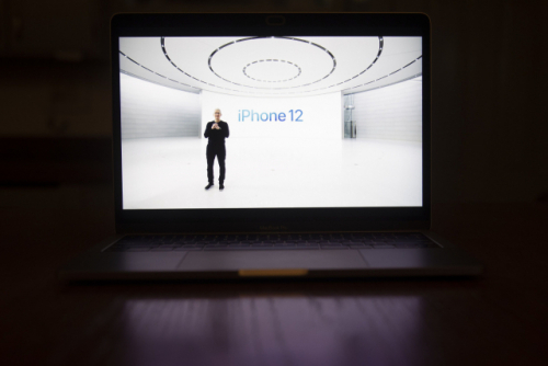팀 쿡 애플 최고경영자(CEO)가 지난해 10월 화상으로 진행된 아이폰 12 출시행사에서 신제품을 선보이고 있다. /블룸버그 자료사진