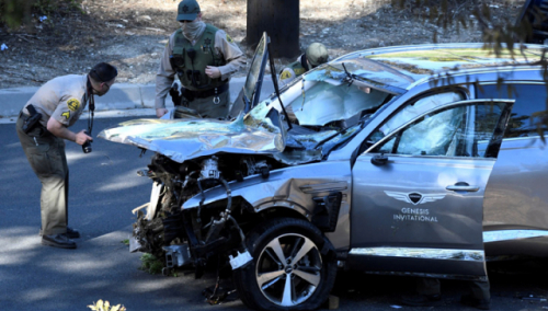 3일(현지 시간) 미국 캘리포니아주 로스앤젤레스(LA)에서 LA 카운티 보안관들이 이날 발생한 타이거 우즈의 자동차 전복 사고 현장에 출동해 조사를 벌이고 있다. /로이터연합뉴스