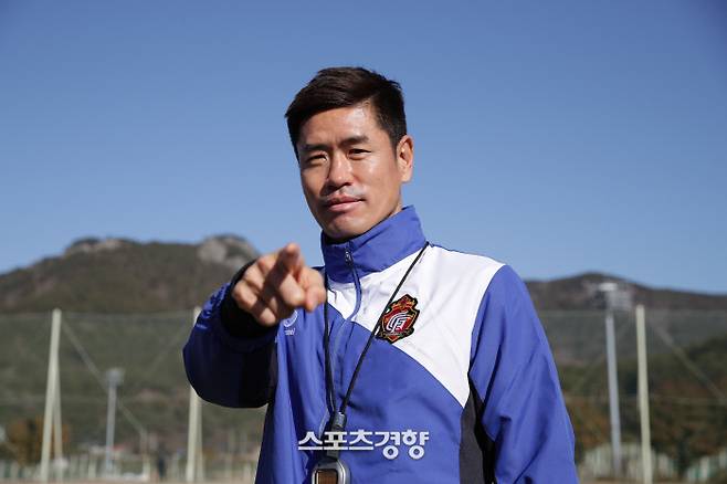 설기현 경남 감독이 지난달 20일 통영산양스포츠파크에서 진행된 전지훈련에서 승격에 대한 의지를 표현하고 있다. 프로축구연맹 제공