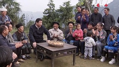 빈곤 지역 주민과 함께한 시진핑 중국 국가 주석 (PRNewsfoto/CCTV+)