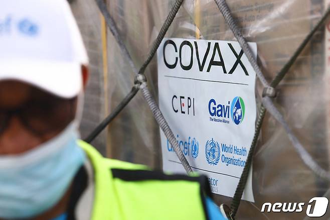 24일(현지시간) 아프리카 가나에 코백스를 통한 첫 백신이 전달됐다. © AFP=뉴스1