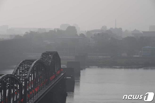 중국 랴오닝성 단둥에서 바라본 압록강 단교와 북한 신의주 <자료사진> © AFP=뉴스1