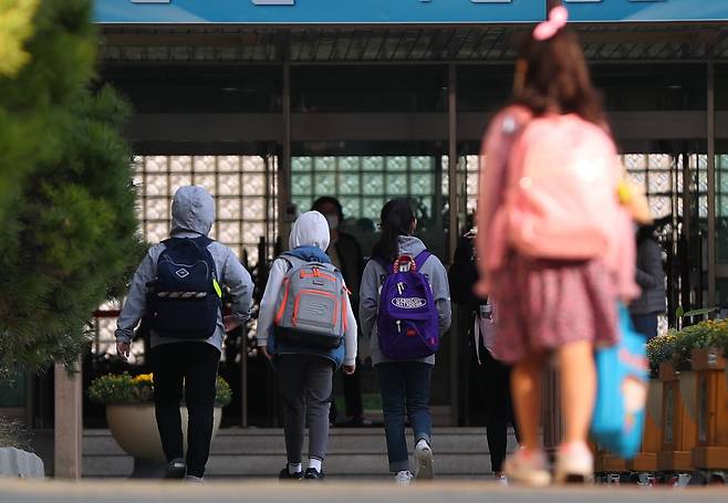부산의 한 초등학교에서 학생들이 사회적 거리두기를 지키며 등교하고 있다../김동환 기자