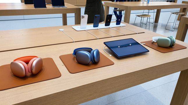 서울 영등포구 여의도IFC몰 애플스토어 ‘애플 여의도’ 매장에 무선헤드폰 ‘에어팟맥스’가 진열된 모습.ⓒ데일리안 김은경 기자