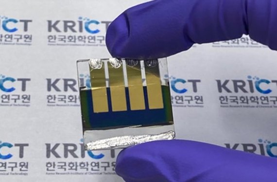 한국화학연구원 서장원 박사팀이 전자수송층, 페로브스카이트층을 새로 개발해 페로브스카이트 태양전지의 빛을 전기로 바꾸는 효율이 25.2%를 기록했다. 화학연구원 제공