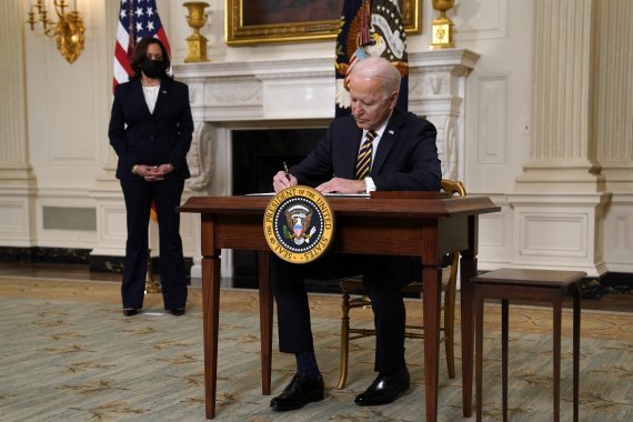 조 바이든 미국 대통령이 24일(현지시간) 백악관 다이닝룸에서 반도체 등의 미국 공급망에 관한 행정명령에 서명하고 있다. /사진=뉴시스