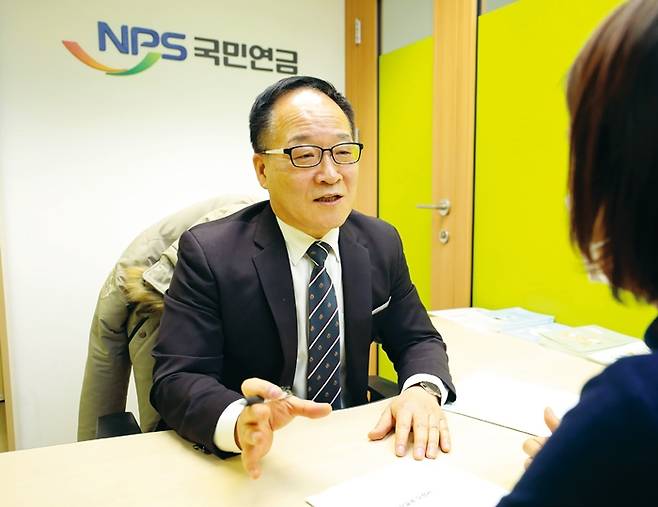 조현섭 노후설계연구소장은 노후자금을 목돈이 아닌 매달 일정 금액이 생길 수 있도록 준비할 것을 권했다. 은퇴 뒤엔 돈에서 벗어나 건강을 관리하며, 원만한 대인관계 등에서 행복을 찾아야 하기 때문이다. 사진은 2월3일 서대문구에 있는 국민연금공단 서울북부지역본부 상담실에서 조현섭 소장이 상담하는 모습.