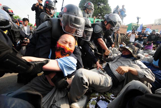 2011년 5월 24일 노조 쟁의를 진압하기 위해 경찰 병력 투입된 유성기업 충남 아산공장. 아산=김주영 기자