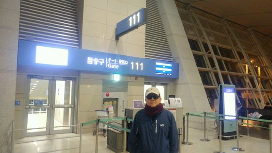김학의 전 차관이 2019년 3월 23일 오전 비행기가 떠나고 난 뒤 111번 탑승구를 배경으로 서 있다. 조강수 기자
