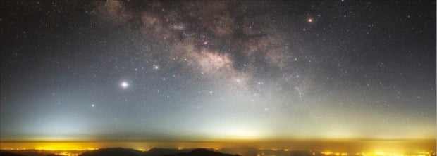 지난해 3월 6일 새벽 5시 보현산천문대에서 바라본 은하수. 왼쪽과 오른쪽 아래는 각각 포항과 영천의 도시 불빛이다.  /전영범