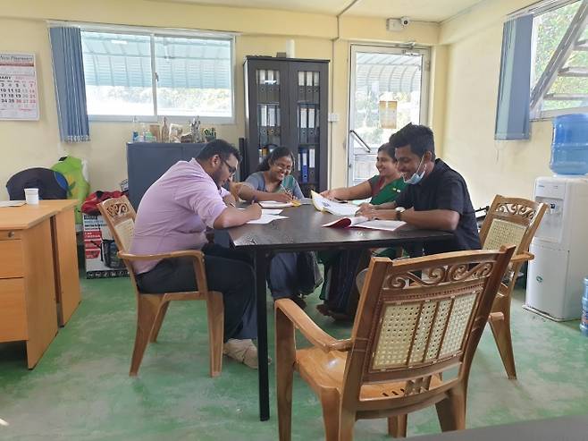 스리랑카의 새마을세계화 시범마을에 파견된 공무원들이 회의를 하고 있다. 새마을세계화재단 제공.