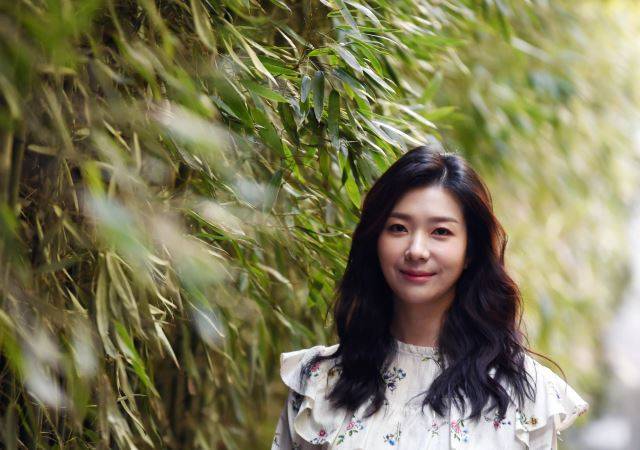 뮤지컬 ‘맨 오브 라만차’에서 알돈자 역을 맡은 배우 김지현이 국민일보와의 인터뷰에 앞서 서울 강남구 한 카페에서 포즈를 취하고 있다. 윤성호 기자