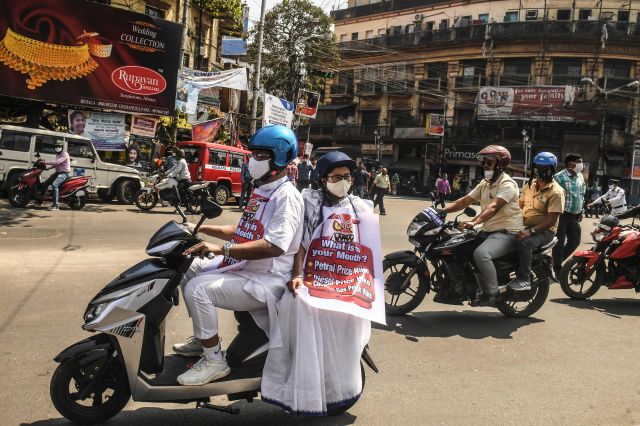 인도 시민들이 급격하게 치솟은 유가에 항의하기 위해 오토바이를 타고 시위를 벌이고 있다. AFP연합뉴스