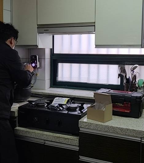 경기도가 65세 이상 독거노인 등 가스안전 취약계층 8,200세대에 가스안전장치 ‘타이머 콕’과 ‘디지털 퓨즈콕’을 무료로 설치한다. / 사진제공=경기도