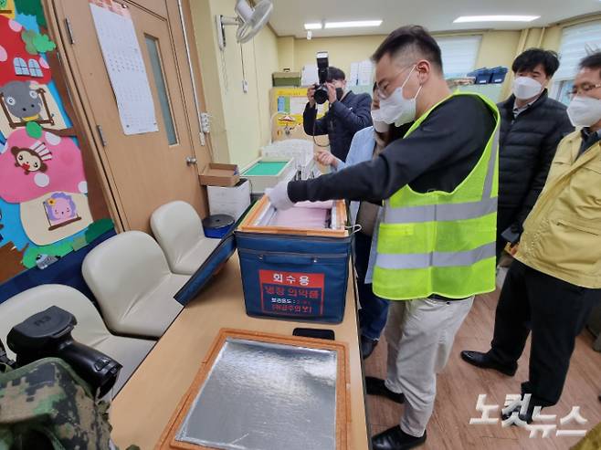 25일 낮 12시 20분쯤 부산 서구보건소에서 백신 이송 요원이 아스트라제네카 백신을 상자에서 꺼내고 있다. 박진홍 기자
