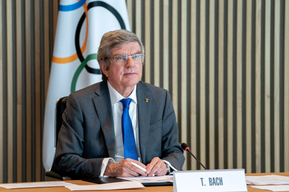로잔에서 열린 IOC 집행위원회 회의에 참석한 토마스 바흐 IOC 위원장 - 국제올림픽위원회(IOC) 토마스 바흐 위원장은 24일 호주 브리즈번이 2032년 올림픽 개최 후보지로 선정됐다고 발표했다.AFP 연합뉴스 2021-02-25