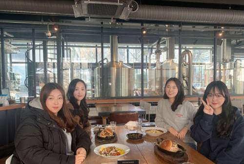 유진님(왼쪽 세번째)이 MD, 마케터, 디자이너 동료들과 점심을 함께 하고 있다.