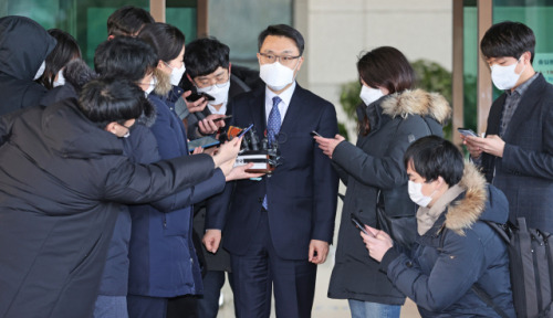 김진욱 고위공직자범죄수사처장이 지난 8일 서울 서초구 대검찰청에서 윤석열 검찰총장과 면담을 마치고 청사를 나서며 취재진 질문에 답하고 있다. /연합뉴스