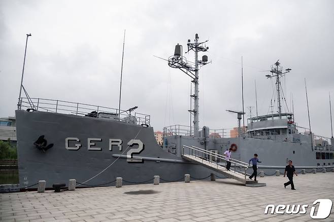 북한 전승기념관 야외전시장인 보통강변에 전시된 푸에블로호 선체의 모습 © AFP=뉴스1