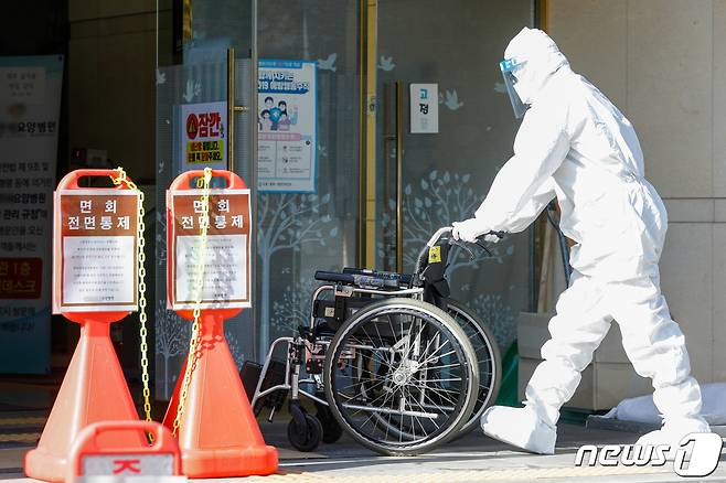 지난 18일 집단감염이 발생한 경기 성남 분당구의 한 요양병원에서는 25일 현재 73명의 확진자가 발생했다./뉴스1 © News1 안은나 기자