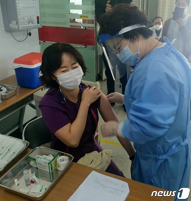 청양군 1호 접종자로 청양훈요양병원 간호조무사 서모씨가 첫 번째 접종자로 이름을 올렸다.© 뉴스1