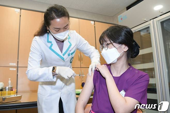 세종시 1호 백신 접종자인 이하현씨가 세종시보건소에서 코로나19 백신 예방접종을 하고 있다. (세종시 제공) /2021.2.26/© 뉴스1