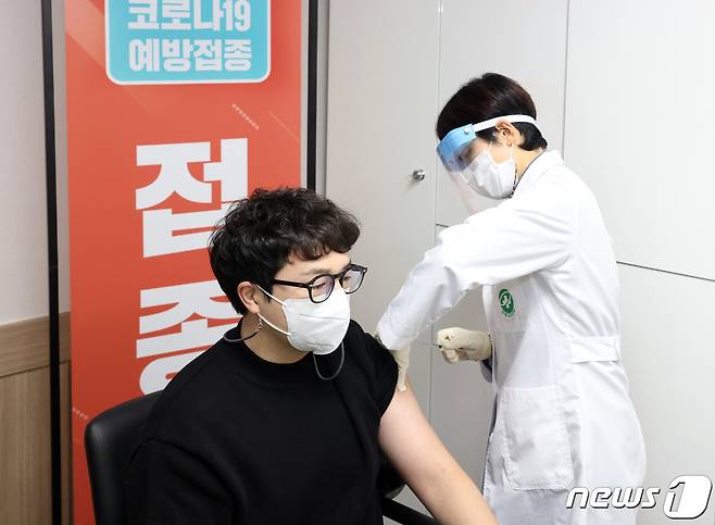 김완태 보령요양원 원장이 충남 보령시에서 첫 AZ 백신을 맞고 있다.(보령시 제공) © 뉴스1