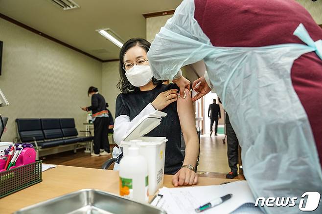 목포시가 26일부터 관내 요양병원 9곳의 코로나19 백신 접종을 시작했다.(목포시 제공)2021.2.26/뉴스1