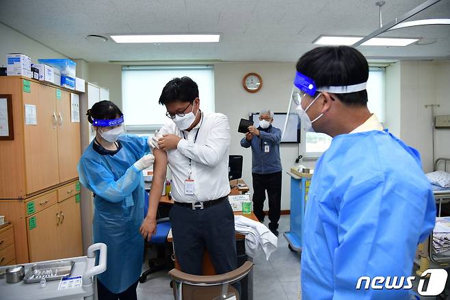 경남 거제시 굿뉴스 요양병원의 의사 송남규씨(51)가 26일 병원에서 코로나19 백신인 아스트라제네카(AZ) 거제 첫 접종을 하고 있다.(거제시 제공)2021.2.26. © 뉴스1