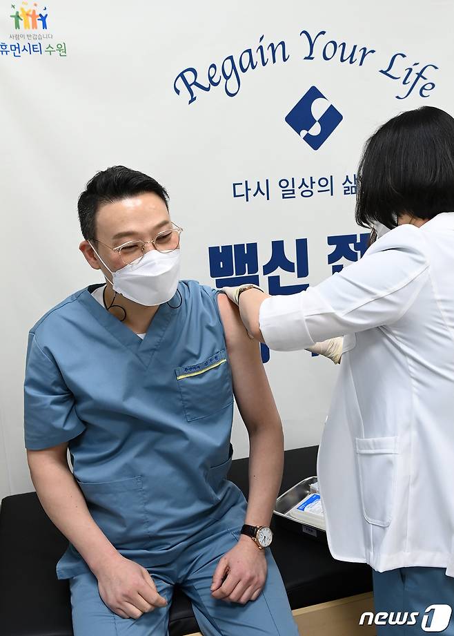코로나19 예방 백신을 맞고 있는 김주형 아주대학교요양병원 진료부원장(감염관리위원장).© 뉴스1
