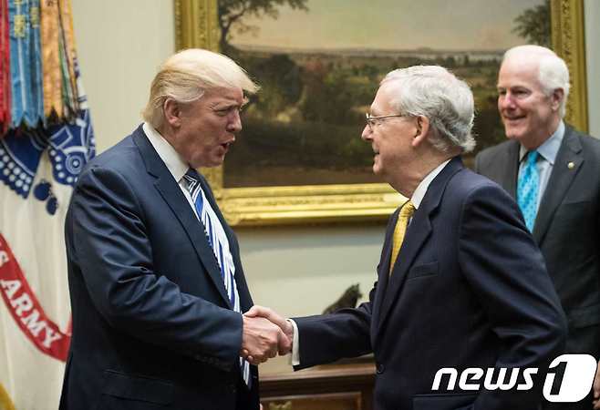 도널드 트럼프 미국 대통령(왼쪽)과 미치 맥코넬 공화당 상원 원내대표. © AFP=뉴스1 © News1 우동명 기자