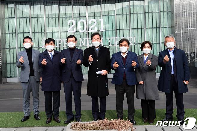 이낙연 더불어민주당 대표와 이용섭 광주시장 등이 11일 오전 광주 동구 국립아시아문화전당에서 열린 원로 문화예술인과의 현장 간담회에서 기념사진을 찍고 있다. 2021.2.11/뉴스1 © News1 정다움 기자