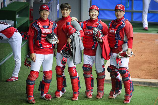 KIA 포수들이 광주-KIA챔피언스필드 불펜에서 밝은 표정으로 포즈를 취하고 있다. 왼쪽부터 이정훈 김민식 한승택 백용환. 제공=KIA 타이거즈