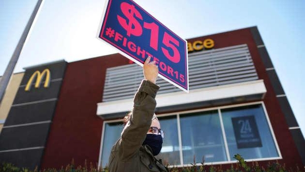 캘리포니아 로스엔젤레스에서 시위대가 최저임금 15달러 인상안을 지지하고 있다. /로이터 연합뉴스