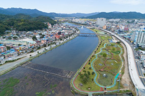 전남 장흥군이 장흥댐과 탐진강<사진> 등 풍부한 수자원을 활용한 '수열에너지 그린도시' 구축에 본격 나섰다.