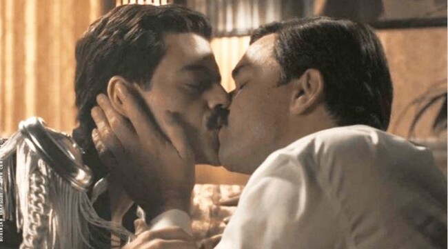<보헤미안 랩소디>에서 프레디 머큐리(왼쪽)와 매니저 폴 프렌터(앨런 리치)가 키스하는 장면. 화면 갈무리