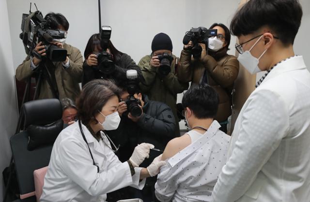 신종 코로나바이러스 감염증(코로나19) 백신 접종이 시작된 26일 서울 송파구 보건소에서 의사가 요양병원 종사자에게 백신을 주사하고 있다. 뉴스1