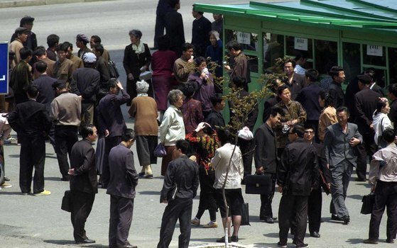 점심식사를 마친 평양 시민들이 영광거리 청량음료 판매대 앞에 서 있는 모습. [중앙포토]