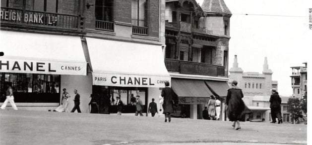 1913년 프랑스 도빌 매장 앞에 선 샤넬 /샤넬 코리아 제공