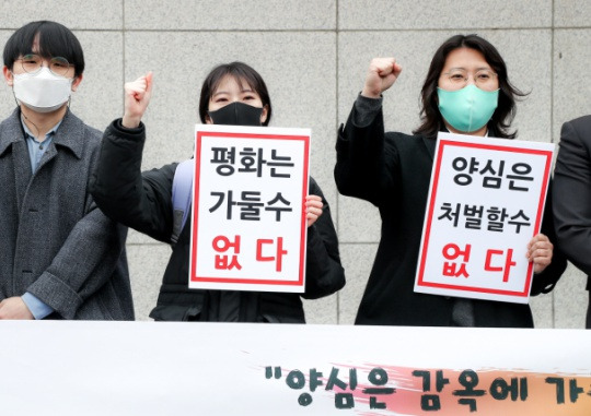 Conscientious objectors on grounds of peaceful beliefs, Hong Jeong-hun (left) and Oh Gyeong-taek (third from left) hold a press conference on the court’s ruling on conscientious objectors in front of the Supreme Court on February 25. This day the Supreme Court supported the initial court rulings, which sentenced the two men to a year and six months in prison each, questioning the sincerity of their beliefs. Lee Suck-woo