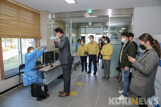 김홍장 시장이 26일 당진시보건소를 방문, 관계자들을 격려하고 있다.