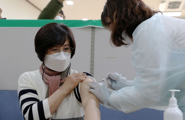 충남 첫 백신 접종 대상자인 홍성한국병원 김미숙 간호과장이 백신을 맞고 있다. 충남도 제공