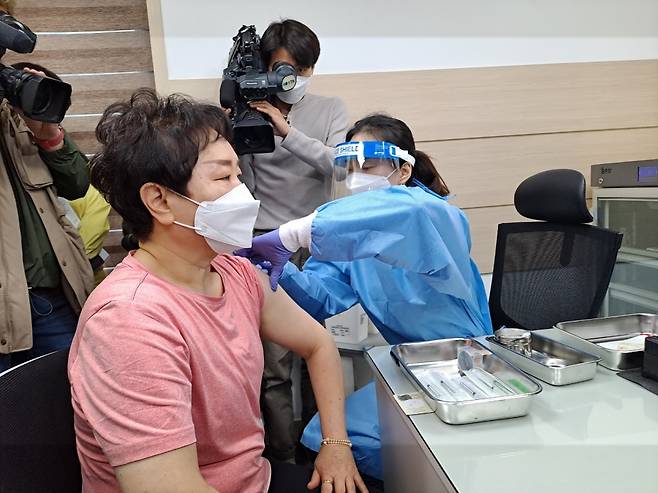첫 접종자 이경순씨(61)가 코로나19 백신을 맞고 있다/사진=홍순빈 기자