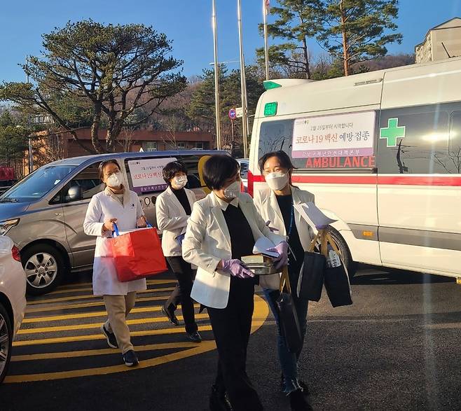 26일 강남구 서울요양원에 도착한 코로나19 백신과 의료진/사진=임소연 기자