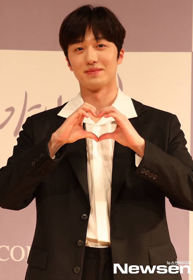 SF9 Kang Chan-hee poses at the production presentation of KT Seezn (season), the first mid-form drama-SKY original drama Kashiri-itgo, which was held online on the afternoon of February 26.