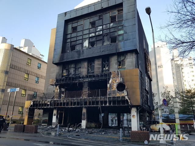 [수원=뉴시스] 26일 오전 5시 52분께 경기 수원시 영통동 수원시동부육아종합지원센터에서 불이 나 2층 전체를 태우고 오전 6시 45분께 꺼졌다. 2021.2.26. pjd@newsis.com (사진=독자제공)