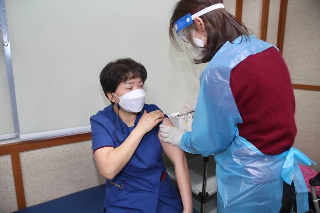 26일 오전 9시 호서노인전문요양원 10년차 요양보호사 A씨가 천안에서는 처음으로 아스트라제네카 백신을 접종받고 있다. 천안시 제공